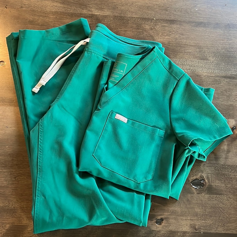 Hunter green figs scrub set.
